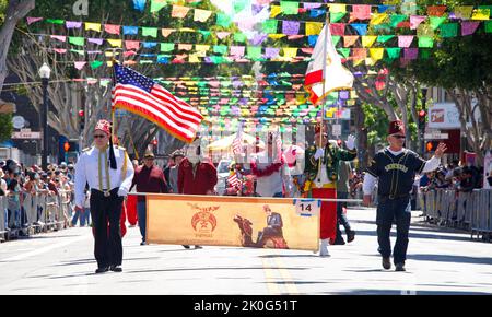 San Francisco, CA - 29. Mai 2022: Nicht identifizierte Teilnehmer an der jährlichen Carnaval Grand Parade 44. im Mission District, dieses Jahr Thema, Colore Stockfoto