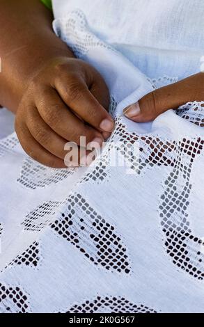 Handgefertigte brasilianische Renaissance-Spitze. Hände des Handwerkers in Nahaufnahme. Brasilianisches Kunsthandwerk. Stockfoto