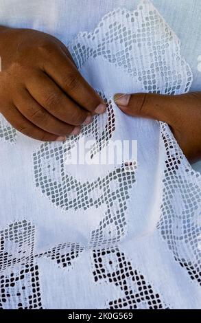 Handgefertigte brasilianische Renaissance-Spitze. Hände des Handwerkers in Nahaufnahme. Brasilianisches Kunsthandwerk. Stockfoto