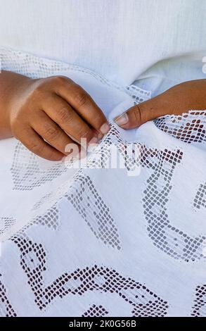 Handgefertigte brasilianische Renaissance-Spitze. Hände des Handwerkers in Nahaufnahme. Brasilianisches Kunsthandwerk. Stockfoto