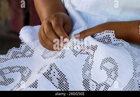 Handgefertigte brasilianische Renaissance-Spitze. Hände des Handwerkers in Nahaufnahme. Brasilianisches Kunsthandwerk. Stockfoto