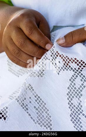 Handgefertigte brasilianische Renaissance-Spitze. Hände des Handwerkers in Nahaufnahme. Brasilianisches Kunsthandwerk. Stockfoto