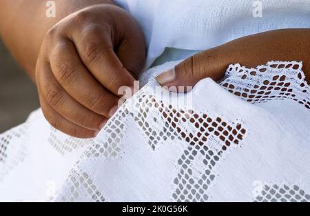 Handgefertigte brasilianische Renaissance-Spitze. Hände des Handwerkers in Nahaufnahme. Brasilianisches Kunsthandwerk. Stockfoto