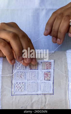Handgefertigte brasilianische Renaissance-Spitze. Hände des Handwerkers in Nahaufnahme. Brasilianisches Kunsthandwerk. Stockfoto