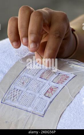 Handgefertigte brasilianische Renaissance-Spitze. Hände des Handwerkers in Nahaufnahme. Brasilianisches Kunsthandwerk. Stockfoto