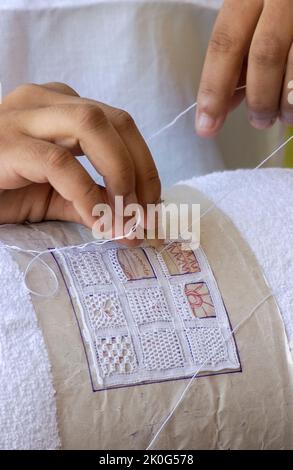 Handgefertigte brasilianische Renaissance-Spitze. Hände des Handwerkers in Nahaufnahme. Brasilianisches Kunsthandwerk. Stockfoto