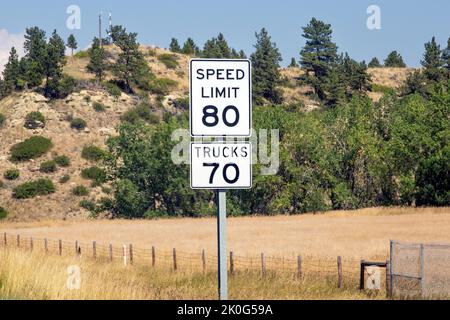 Verschiedene Verkehrsgeschwindigkeitsbegrenzungsschilder für Lastwagen und alle anderen Kraftfahrzeuge entlang des Intestate Highway 94 in Montana. 70 MPH Meilen pro Stunde für LKWs Stockfoto