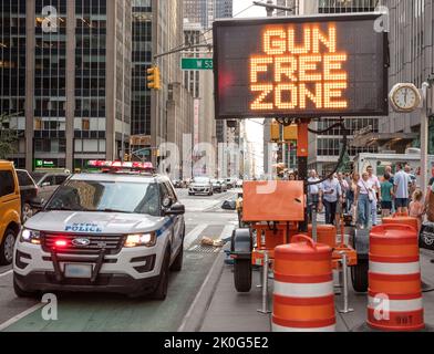 Schild mit Ankündigung der Gun Free Zone rund um den Times Square, Manhattan, NYC, USA, im September 2022 implementiert Stockfoto