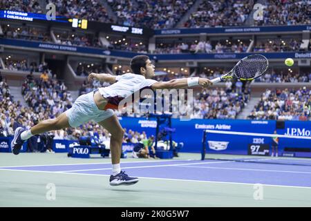 Flushing Meadow, Usa. 11. September 2022. Casper Ruud aus Norwegen und Carlos Alcaraz aus Spanien während ihres 2022 US Open Tennis Turnier Men's Finals Match im Arthur Ashe Stadium im USTA Billie Jean King National Tennis Center, Sonntag, 11. September 2022, in Flushing Meadow, NY. Foto von Corey Sipkin/UPI Kredit: UPI/Alamy Live News Stockfoto