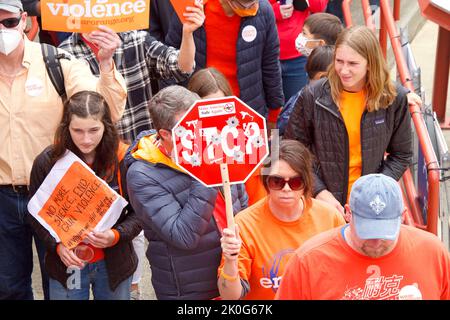 San Francisco, CA - 4. Juni 2022: Wear Orange Stop Gun Violence March, Teilnehmer marschieren zur und über die Golden Gate Bridge mit Schildern deman Stockfoto