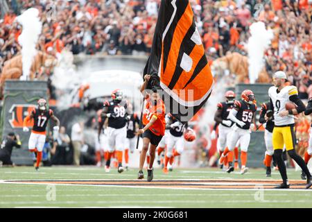 Cincinnati, Ohio, USA. Cincinnati, Ohio, USA. 11. September 2022. Cincinnati Bengals nehmen in DER 1. WOCHE des regulären NFL-Saisonspiels zwischen den Pittsburgh Steelers und Cincinnati Bengals im Paul Brown Stadium in Cincinnati, Ohio, das Feld auf. JP Waldron/Cal Sport Media/Alamy Live News Stockfoto