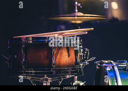 Nahaufnahme, Teil eines Drum-Kits auf unscharfem Hintergrund. Stockfoto