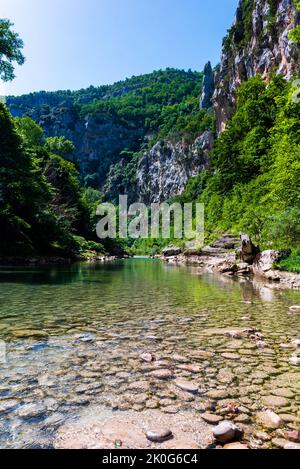 Der Verdon-Fluss vom Grund des Canyons aus gesehen Stockfoto