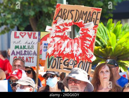 Oakland, CA – am 11. Juni hielten die Teilnehmer der Protestkundgebung „March for Our Lives“ auf der Frank H Ogawa Plaza in Oakland Zeichen, die Maßnahmen gegen die Proteste forderten Stockfoto