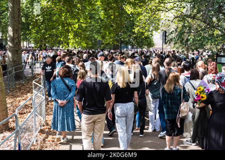 Viele Menschen kamen am Buckingham Palace an, um der Königin die letzte Ehre zu erweisen Stockfoto