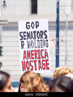 San Francisco, CA - 4. Juni 2022: Stop Gun Gewalt Protest, Teilnehmer vor dem Rathaus mit Schildern fordern Maßnahmen gegen Waffe V Stockfoto