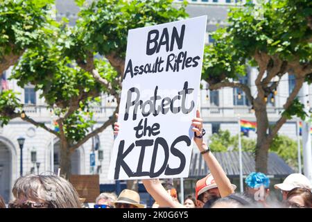 San Francisco, CA - 4. Juni 2022: Stop Gun Gewalt Protest, Teilnehmer vor dem Rathaus mit Schildern fordern Maßnahmen gegen Waffe V Stockfoto