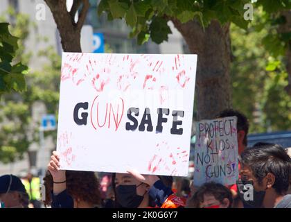 San Francisco, CA - 4. Juni 2022: Stop Gun Gewalt Protest, Teilnehmer vor dem Rathaus mit Schildern fordern Maßnahmen gegen Waffe V Stockfoto
