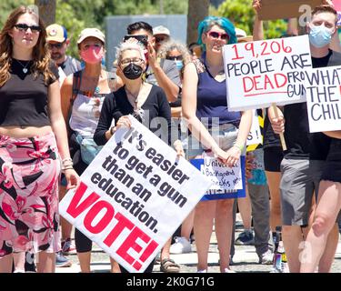 San Francisco, CA - 4. Juni 2022: Stop Gun Gewalt Protest, Teilnehmer vor dem Rathaus mit Schildern fordern Maßnahmen gegen Waffe V Stockfoto