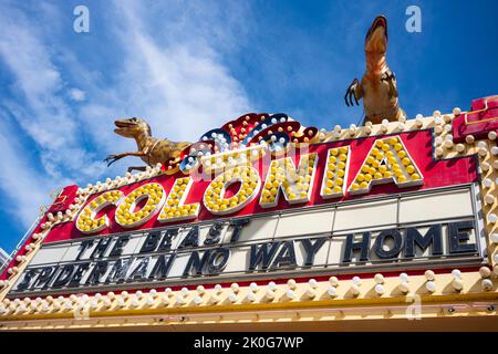 Norwich, NY, USA - 10. September 2022: Das Colonia Theater ist ein altmodisches Kino, das 1914 eröffnet wurde und hier mit Blick nach oben auf seinen marq abgebildet ist Stockfoto