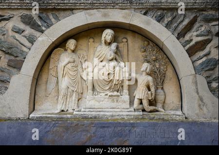 Skulptur der Jungfrau Maria mit dem Jesuskind. Kirche der Heiligen Cosmas & Damian in Clervaux, Luxemburg. Stockfoto