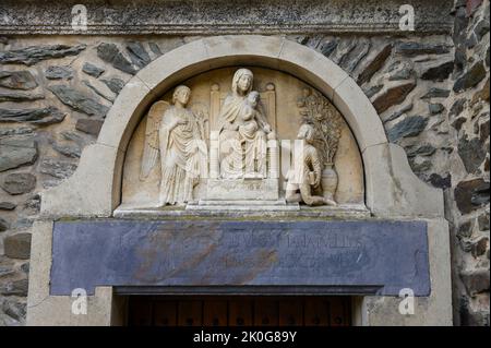 Skulptur der Jungfrau Maria mit dem Jesuskind. Kirche der Heiligen Cosmas & Damian in Clervaux, Luxemburg. Stockfoto