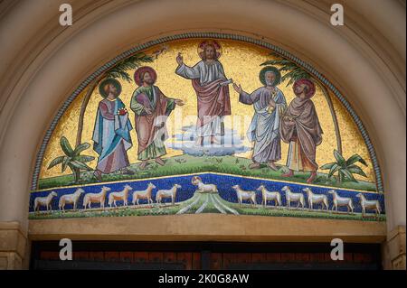 Das Portal der Kirche der Heiligen Cosmas & Damian in Clervaux, Luxemburg, zeigt Jesus Christus, die Heiligen Peter, Paul, Cosmas und Damian. Stockfoto