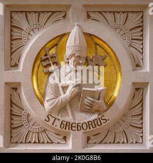 Hl. Gregor. Relief auf der Kanzel in der Kirche der Heiligen Cosmas & Damian in Clervaux, Luxemburg. Stockfoto