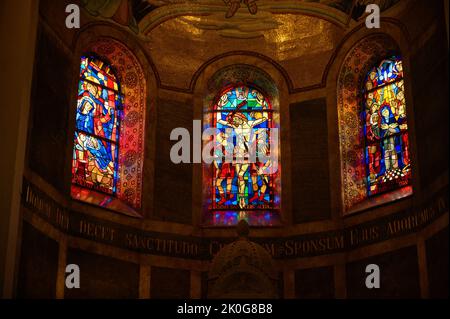 Buntglasfenster im Chor der Kirche der Heiligen Cosmas & Damian in Clervaux, Luxemburg. Stockfoto