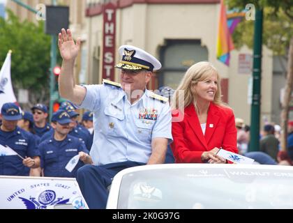 Alameda, CA - 4. Juli 2022: Teilnehmer der Alameda Parade vom 4.. Juli, einer der größten und längsten Parade zum Unabhängigkeitstag der Nation. Stockfoto