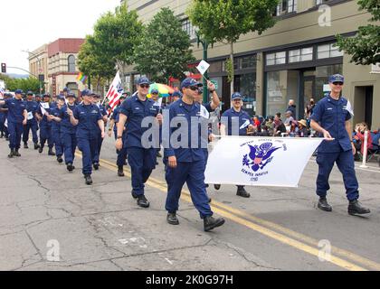 Alameda, CA - 4. Juli 2022: Teilnehmer der Alameda Parade vom 4.. Juli, einer der größten und längsten Parade zum Unabhängigkeitstag der Nation. Stockfoto