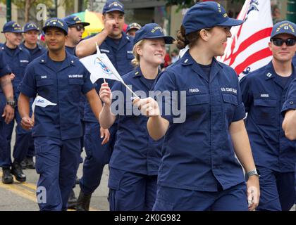 Alameda, CA - 4. Juli 2022: Teilnehmer der Alameda Parade vom 4.. Juli, einer der größten und längsten Parade zum Unabhängigkeitstag der Nation. Stockfoto