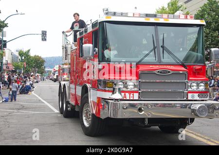 Alameda, CA - 4. Juli 2022: Teilnehmer der Alameda Parade vom 4.. Juli, einer der größten und längsten Parade zum Unabhängigkeitstag der Nation. Stockfoto