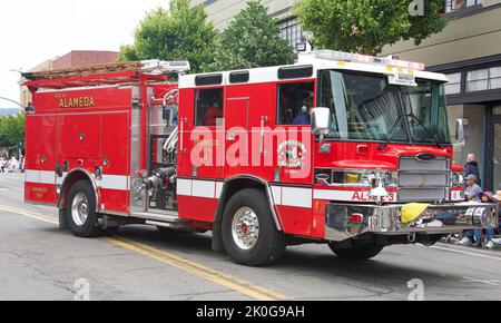 Alameda, CA - 4. Juli 2022: Teilnehmer der Alameda Parade vom 4.. Juli, einer der größten und längsten Parade zum Unabhängigkeitstag der Nation. Stockfoto