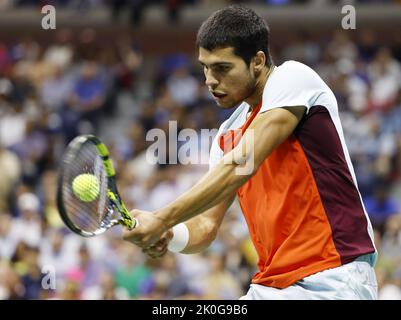 Flushing Meadow, Usa. 11. September 2022. Carlos Alcaraz aus Spanien gibt am Sonntag, den 11. September 2022, einen Schuss an Casper Ruud aus Norwegen bei den Herrenfinals der US Open Tennis Championships 2022 im Arthur Ashe Stadium im USTA Billy Jean King National Tennis Center in New York City zurück. Foto von John Angelillo/UPI Credit: UPI/Alamy Live News Stockfoto