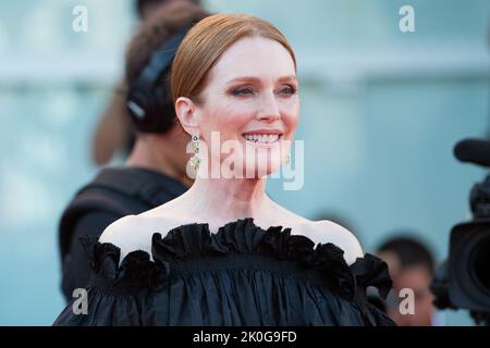 Venedig, Italien. 10. September 2022. VENEDIG, ITALIEN. 10. September 2022: Julianne Moore bei der Abschlussfeier des Roten Teppichs auf dem Internationalen Filmfestival von Venedig 79.. Picture: Kristina Afanasyeva/Featureflash Credit: Paul Smith/Alamy Live News Stockfoto