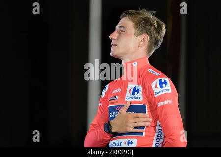 Madrid, Spanien. 11. September 2022. Remco Evenepoel aus Belgien und Team Quick-Step - Alpha Vinyl feiert den Sieg des Red Leader Trikots auf dem Podium nach der Tour of Spain 77. 2022. Der Belgier Remco Evenepoel gewann seinen ersten Grand Tour-Sieg bei der Vuelta a Espana in Madrid. Der 22-Jährige dominierte das dreiwöchige Rennen und gewann nach dem 21.. Kredit: SOPA Images Limited/Alamy Live Nachrichten Stockfoto