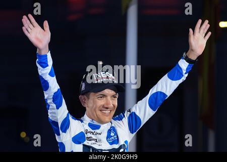 Madrid, Spanien. 11. September 2022. Richard Carapaz aus Ecuador und das Team INEOS Grenadiers feiern den Sieg des Polka dot-Bergtrikots auf dem Siegertreppchen nach der Spanien-Rundfahrt 77. 2022. Der Belgier Remco Evenepoel gewann seinen ersten Grand Tour-Sieg bei der Vuelta a Espana in Madrid. Der 22-Jährige dominierte das dreiwöchige Rennen und gewann nach dem 21.. Kredit: SOPA Images Limited/Alamy Live Nachrichten Stockfoto