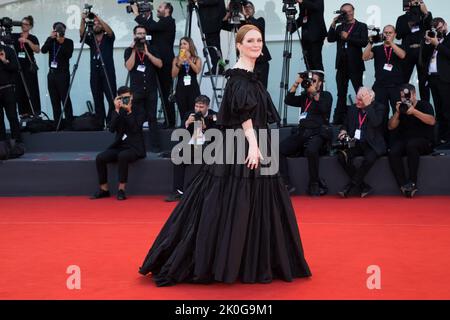 Venedig, Italien. 10. September 2022. VENEDIG, ITALIEN. 10. September 2022: Julianne Moore bei der Abschlussfeier des Roten Teppichs auf dem Internationalen Filmfestival von Venedig 79.. Picture: Kristina Afanasyeva/Featureflash Credit: Paul Smith/Alamy Live News Stockfoto