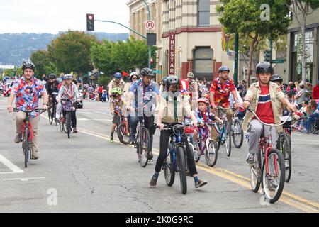 Alameda, CA - 4. Juli 2022: Teilnehmer der Alameda Parade vom 4.. Juli, einer der größten und längsten Parade zum Unabhängigkeitstag der Nation. Stockfoto