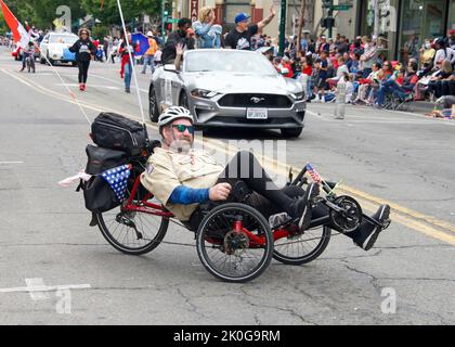 Alameda, CA - 4. Juli 2022: Teilnehmer der Alameda Parade vom 4.. Juli, einer der größten und längsten Parade zum Unabhängigkeitstag der Nation. Stockfoto