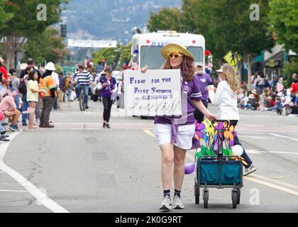 Alameda, CA - 4. Juli 2022: Teilnehmer der Alameda Parade vom 4.. Juli, einer der größten und längsten Parade zum Unabhängigkeitstag der Nation. Stockfoto