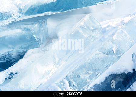 Eis hummt am Baikalsee. Transparente blaue Eisscholle bei Sonnenuntergang. Natürlicher Hintergrund. Stockfoto