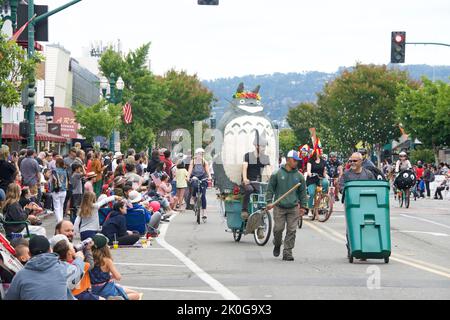 Alameda, CA - 4. Juli 2022: Teilnehmer der Alameda Parade vom 4.. Juli, einer der größten und längsten Parade zum Unabhängigkeitstag der Nation. Stockfoto