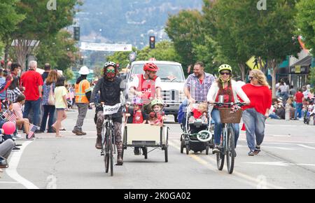 Alameda, CA - 4. Juli 2022: Teilnehmer der Alameda Parade vom 4.. Juli, einer der größten und längsten Parade zum Unabhängigkeitstag der Nation. Stockfoto