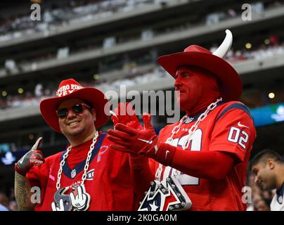 Houston, Texas, USA. 11. September 2022: Houston Texans Fans jubeln während eines NFL-Spiels zwischen den Texans und den Colts am 11. September 2022 in Houston. Das Spiel endete in einem Gleichstand von 20-20 nach einer unhöhlichen Überstundenfrist. (Bild: © Scott Coleman/ZUMA Press Wire) Bild: ZUMA Press, Inc./Alamy Live News Stockfoto