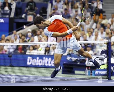 Flushing Meadow, Usa. 11. September 2022. Carlos Alcaraz aus Spanien gibt am Sonntag, den 11. September 2022, einen Schuss an Casper Ruud aus Norwegen bei den Herrenfinals der US Open Tennis Championships 2022 im Arthur Ashe Stadium im USTA Billy Jean King National Tennis Center in New York City zurück. Foto von John Angelillo/UPI Credit: UPI/Alamy Live News Stockfoto