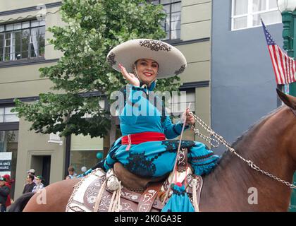 Alameda, CA - 4. Juli 2022: Teilnehmer der Alameda Parade vom 4.. Juli, einer der größten und längsten Parade zum Unabhängigkeitstag der Nation. Stockfoto