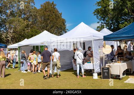 Marktstände, die Waren im Avalon Beach Bowling Club, Sydney, NSW, Australien an einem sonnigen Frühlingstag 2022 verkaufen Stockfoto