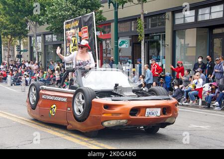 Alameda, CA - 4. Juli 2022: Teilnehmer der Alameda Parade vom 4.. Juli, einer der größten und längsten Parade zum Unabhängigkeitstag der Nation. Stockfoto